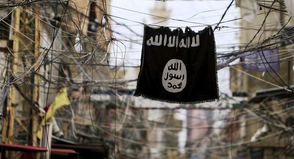 En la imagen de Reuters, la bandera negra símbolo del grupo terrorista.