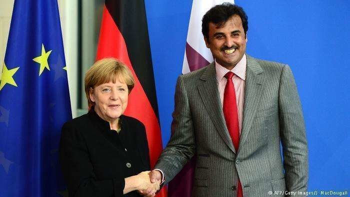 En la imagen de AFP, el emir de Qatar junto a la canciller alemana en Berlín.