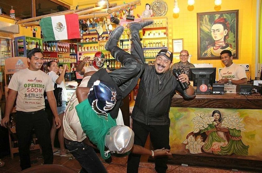'Encarnizada' pelea de luchadores mexicanos en el María Bonita de Dubai. (EL CORREO)