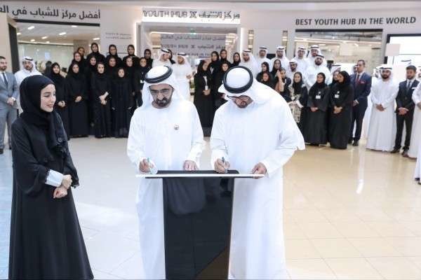 El gobernador de Dubai y el príncipe heredero de Abu Dhabi durante la inauguración del centro juvenil.