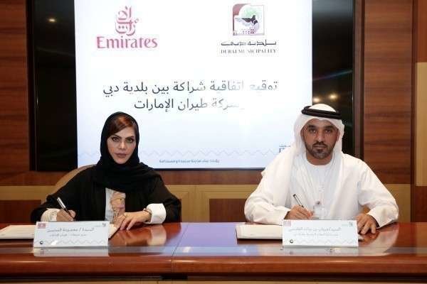 Firma del convenio entre la Municipalidad de Dubai y Emirates Airlines.