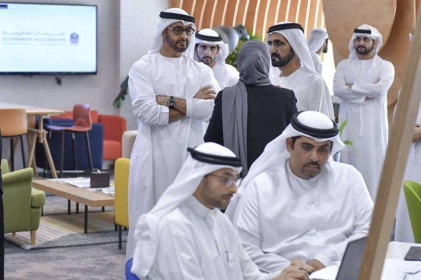 Sheikh Mohammed bin Rashid Al Maktoum y Sheikh Mohamed bin Bin Zayed Al Nahyan, durante su visita al Model Centre. (Dubai Media Office)