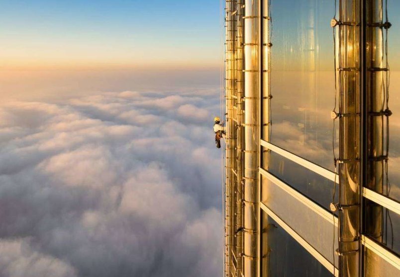 Un limpiacristales en el piso 124 del Burj Khalifa. (Dubai Media Office)