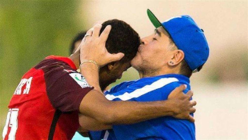 Maradona felicita a uno de sus jugadores durante el encuentro.