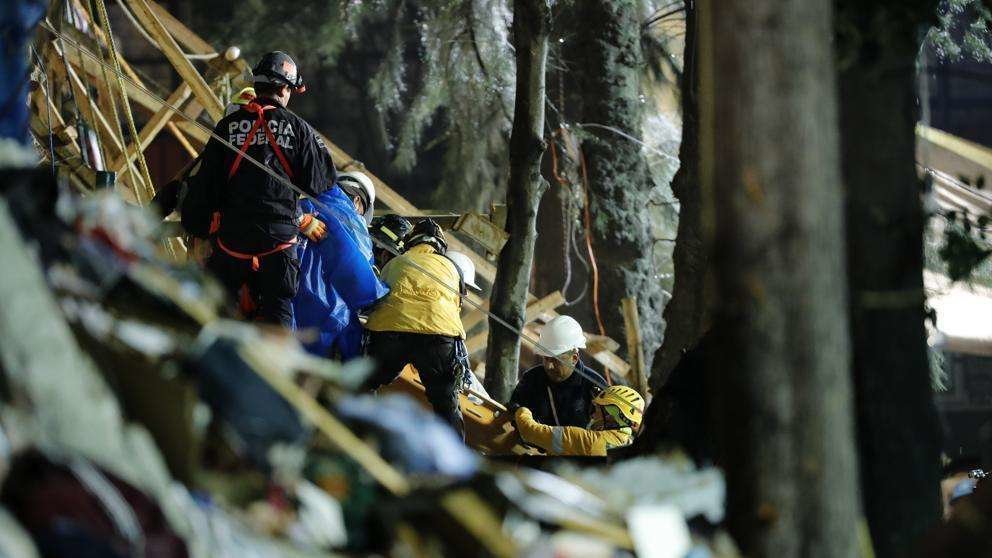 En l a imagen de EFE, equipos de emergencia y rescate trabajan en Ciudad de México.