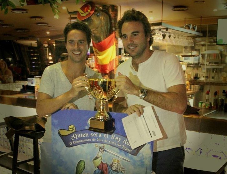 Álvaro Biel y Alberto Díaz, ganadores del II Campeonato de Mus de Casa de Tapas. (Cedida)