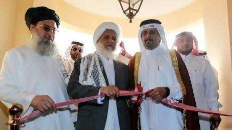 El viceministro de Relaciones Exteriores de Qatar, Ali bin Fahad Al Hajri (segundo por la derecha) y el talibán Jan Mohammad Madani (en el centro) cortaron la cinta en la ceremonia oficial de inauguración de la Oficina Política de Afganistán Talibán en Do