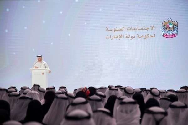 El ministro Gargash durante su discurso ante los funcionarios emiratíes.
