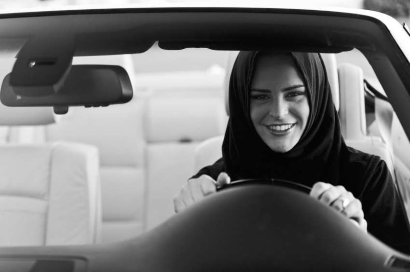 Una mujer saudí al volante de un automóvil.