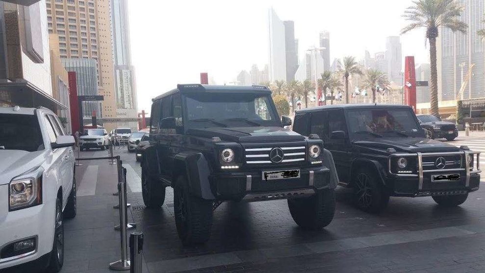 Vehículos de alta gama en una de las entradas de Dubai Mall.