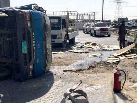 Cuatro escolares han resultado heridos tras chocar su autobús con un camón. (Ali al Shouk, Gulf News)