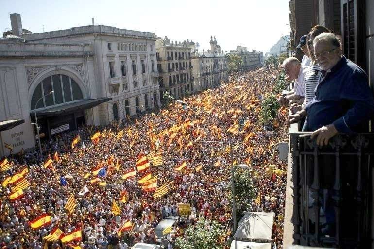 Multitudinaria manifestación desarrollada en Barcelona en defensa de la unidad de España. (Efe)