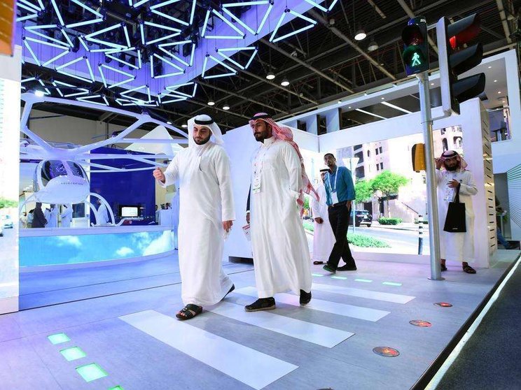 La RTA de Dubai ha presentado el paso de peatones inteligentes en el marco de Gitex.