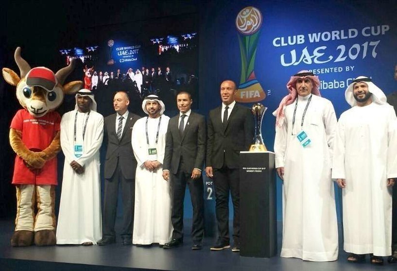 Foto de familia durante el sorteo del Mundial de Clubes celebrado en Abu Dhabi. A la izquierda, Dhabi, la mascota. (Richard Ramos)