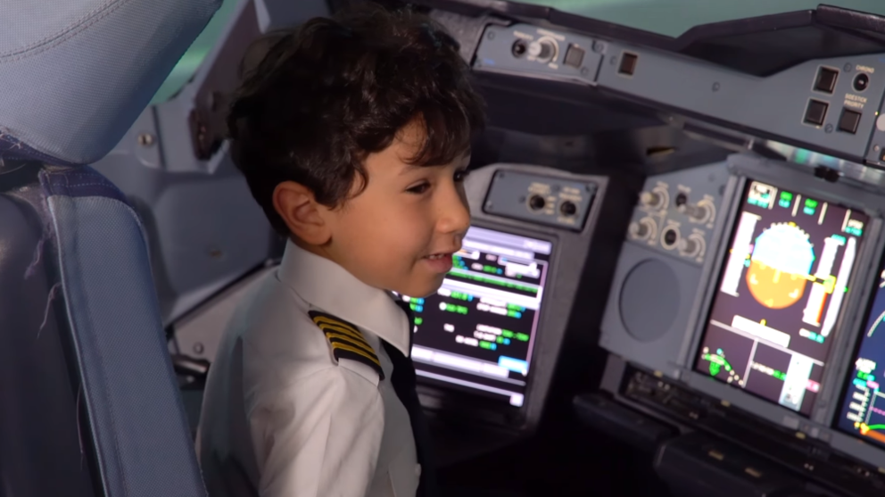 En la foto de Etihad Adam Mohammad Amer en el simulador del A380. 