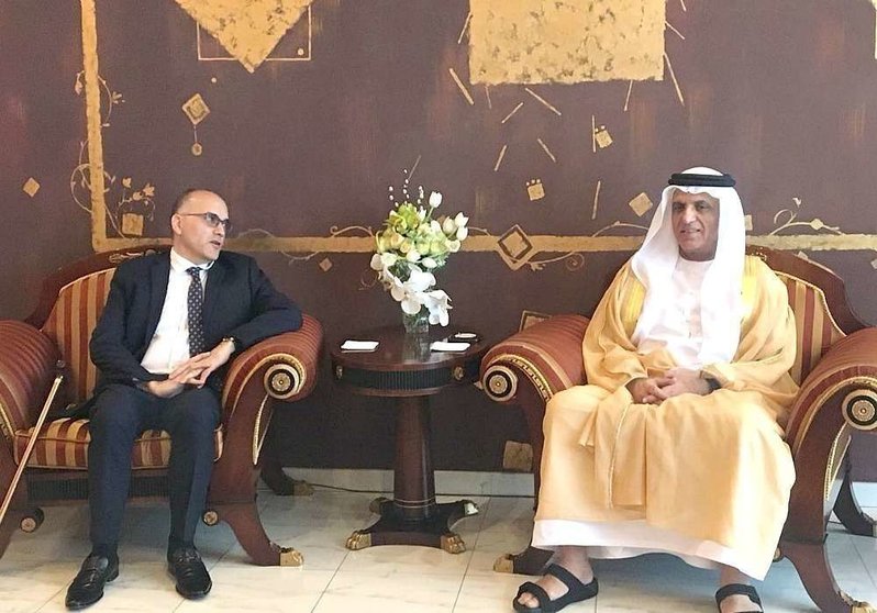El gobernante de Ras Al Khaimah, el jeque Ahmed bin Saqr Al Qasimi, con el embajador de Costa Rica en Emiratos Árabes. (Cedida)