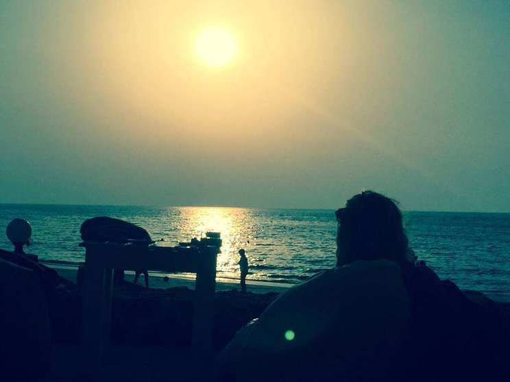 Imagen de una puesta de sol en la playa de Emiratos. (E.C.)