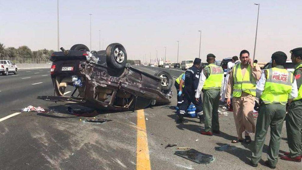 El vehículo quedó volcado en la carretera tras el aparatoso accidente en Sheikh Mohammed bin Zayed Road. (Policía de Dubai)