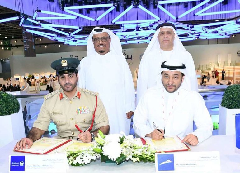 Firma del memorando entre la RTA y la Policía de Dubai.
