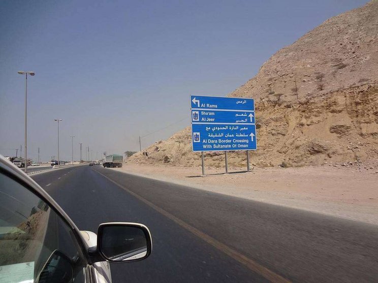 Indicación de la frontera de Omán en Ras Al Khaimah.
