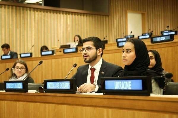 Los representantes juveniles de los EAU ante las Naciones Unidas, Sarah Al Suwaidi y Omar Almutawa, durante su intervención.