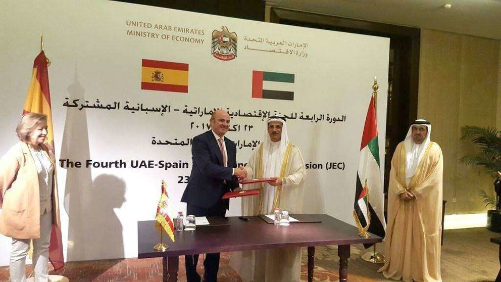 Los ministros de Economía de España y Emiratos Árabes, durante la comisión mixta desarrollada en Dubai. (mineco.gob.es)