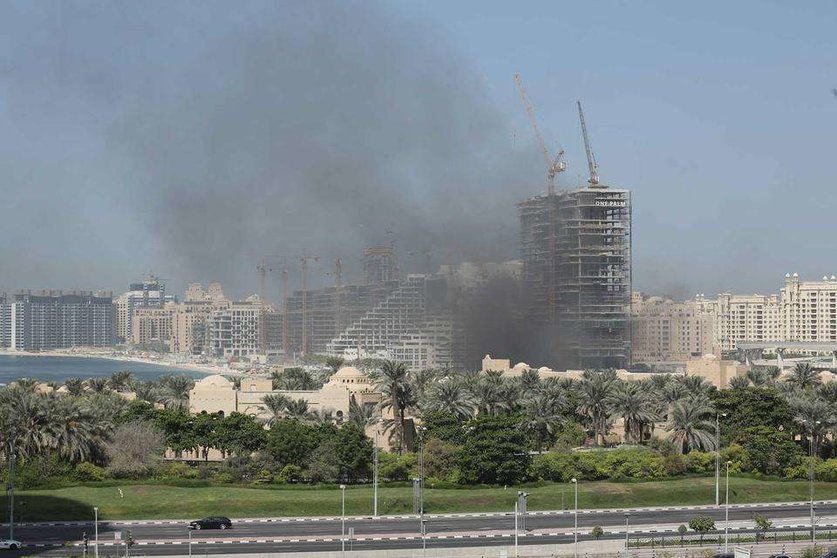 Imagen del humo sobre el área en construcción de La Palmera de Dubai. 