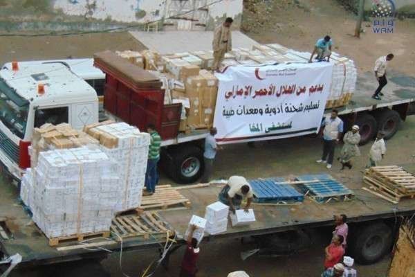 La Media Luna Roja de Emiratos Árabes lleva a cabo con frecuencia campañas de reparto de alimentos en Yemen.