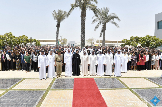 Foto de familia del equipo de la Expo 2020 de Dubai junto al jeque Mohamed Al Maktoum. (Dubai Media Office)