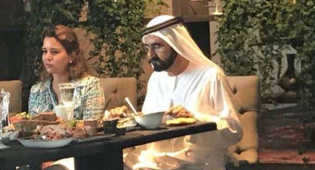 El gobernador de Dubai y su esposa durante el almuerzo en City Walk.