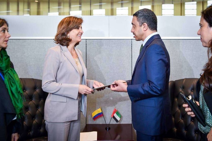 La canciller colombiana recibe la carta del gobernador de Dubai. (WAM)