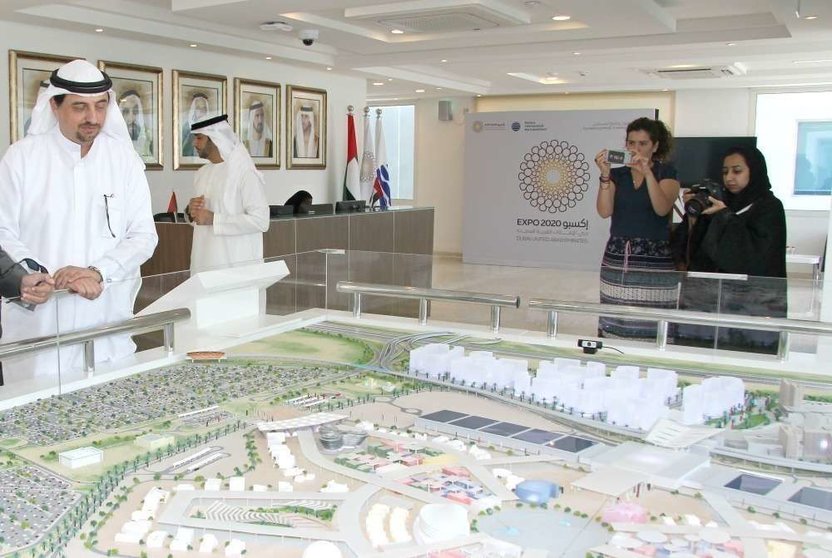 Najeeb al Ali, director ejecutivo de la Expo 2020 de Dubai, contempla una maqueta del recinto expositivo. (EL CORREO)