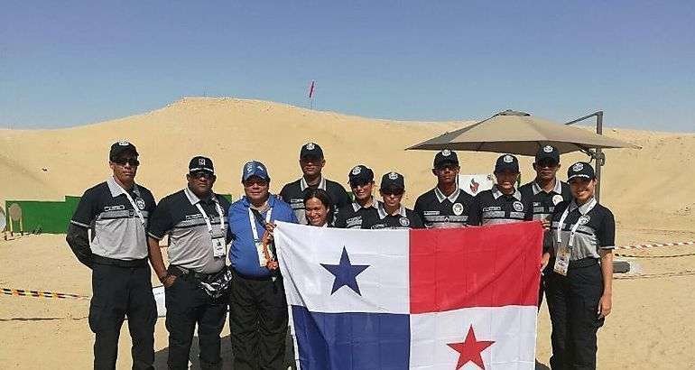 El equipo de tiro panameño en una foto de familia en el desierto de EAU.