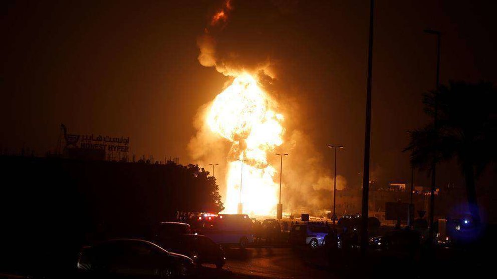 En la imagen de Reuters, el fuego en el oleoducto de Bahréin.