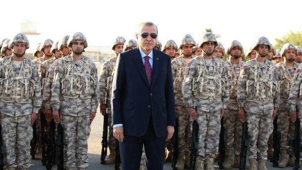 El presidente de Turquía durante su visita a la base turca en Qatar.
