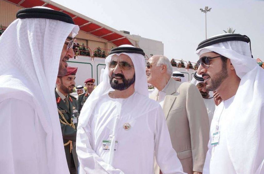El gobernador de Dubai en el centro de la imagen, entre su hijo el jeque Hamdan y el príncipe heredero de Abu Dhabi.