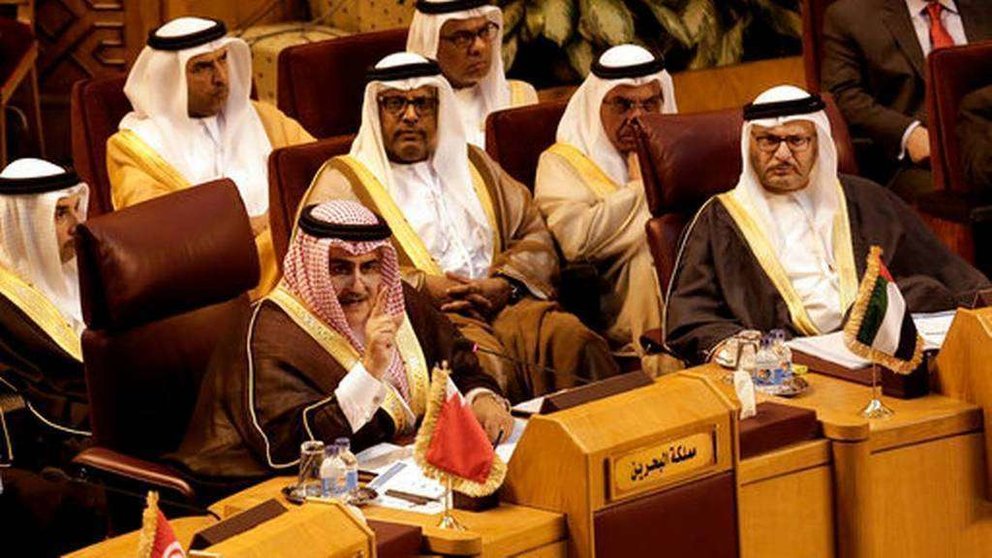 El canciller de Bahréin Khalid bin Ahmed al-Khalifa a la izquierda junto al ministro de Exteriores de Emiratos Árabes Unidos Anwar Gargash.