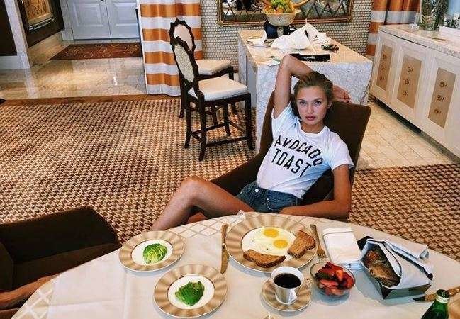 La modelo holandesa Romee Strijd y sus tostadas de aguacate. (Instagram)