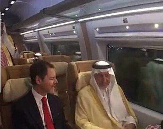El embajador de España en Arabia Saudita junto al emir de La Meca en el tren de alta velocidad.