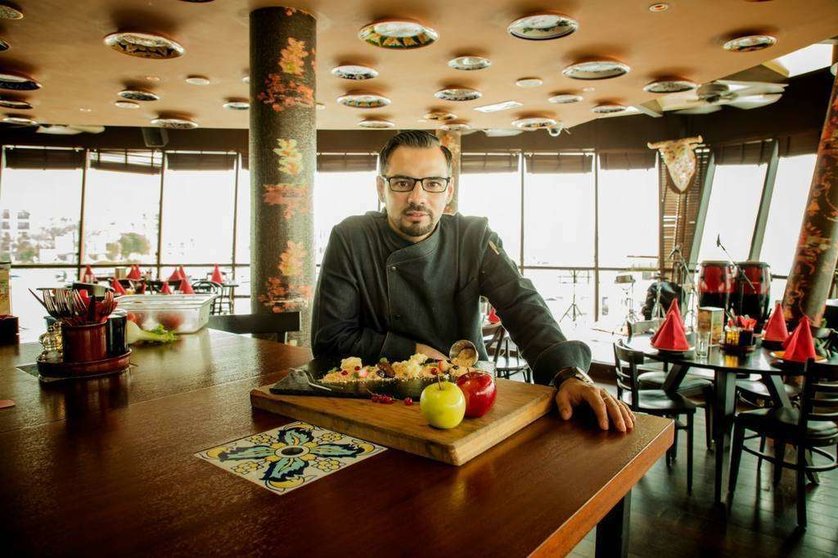 El chef Óscar León en el restaurante Casa de Tapas de Dubai. (Cedida)