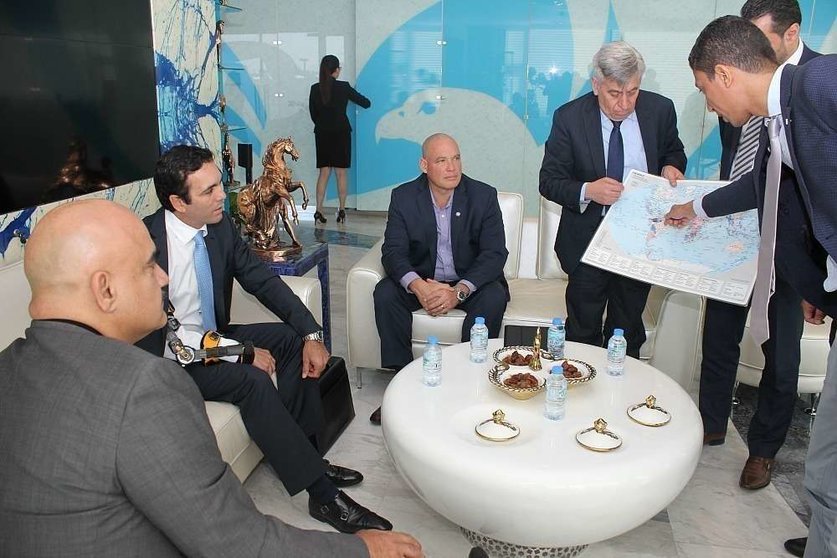 El ministro de Comercio -segundo por la izquierda- y varios miembros de su equipo explican en la empresa Naffco, situada en la zona franca de Jebel Ali de Dubai, la posición de Ecuador y sus posibilidades de inversión. (Rafael Pérez)
