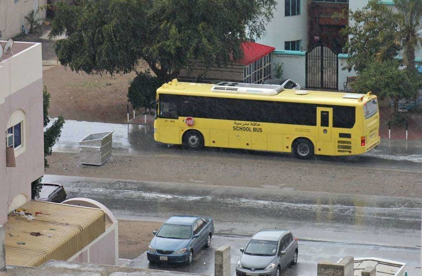 Autobús escolar bajo fuertes lluvias en Ras Al Khaimah. (EL CORREO)