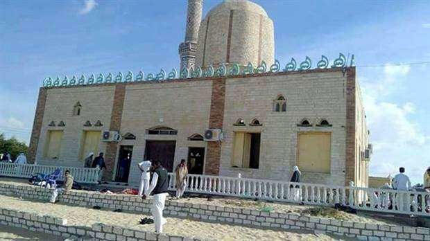 En la imagen de EFE, la mezquita egipcia donde tuvo lugar el ataque.