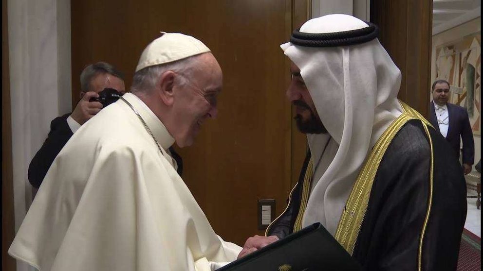 El Papa durante su encuentro con el ministro de Arabia Saudita.