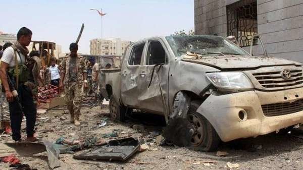 Una imagen del estado en que quedó el coche bomba en el centro de Adén.