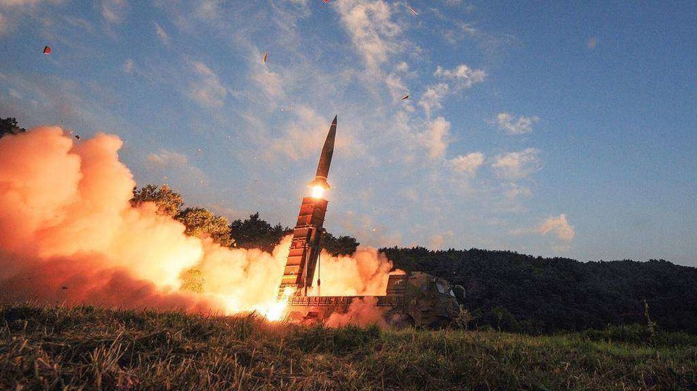 Una foto publicada por el Ministerio de Defensa de Corea del Sur muestra que el misil balístico Hyunmu-2.
