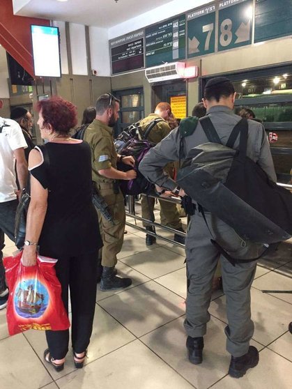 Soldados israelíes en una estación de autobuses de Jerusalén. (EL CORREO)