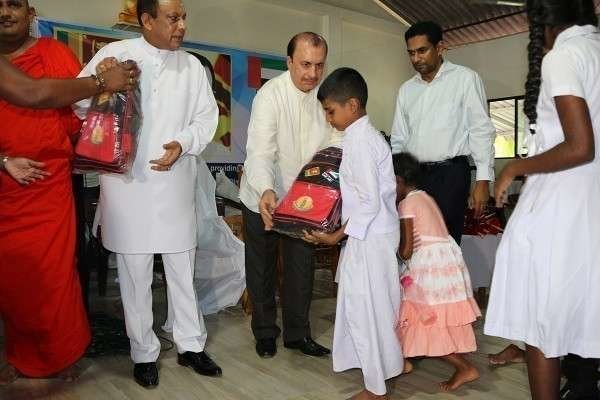 El embajador de Emiratos Árabes Unidos en Sri Lanka, Abdul Hameed Abdul Fattah Kazim Al Malla, repartiendo material escolar. (WAM)