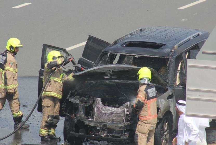 Un vehículo sufre un incendio en una carretera de Dubai. (EL CORREO)