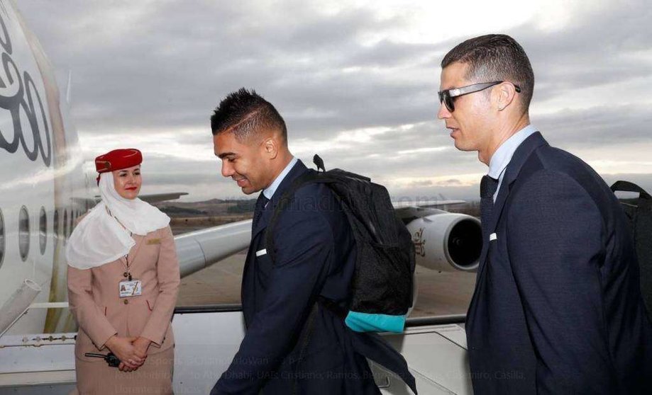 Una azafata de Emirates recibe a los jugadores del Real Madrid.